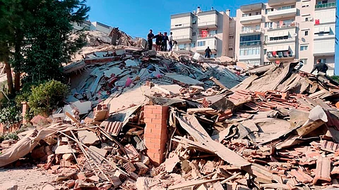 Cuatro muertos y 120 heridos tras terremoto en Turquía