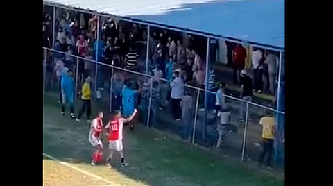 El video fue grabado en el campo de futbol "Hidalgo" (Fotograma: Facebook: Don Purépero)