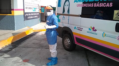 Durante los servicios se implementan protocolos necesarios para la protección del enfermo y los paramédicos que atienden desde la primera línea la emergencia (Foto Cortesía)