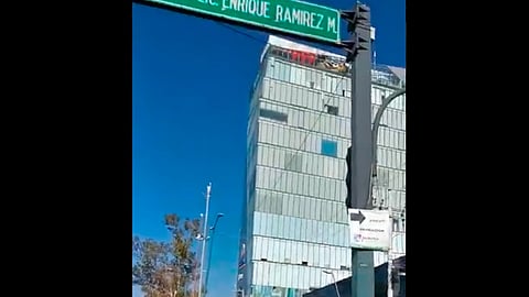 En el edificio de cristales, la pareja fue expuesta por un motociclista (Fotograma Twitter Van_Calderon)