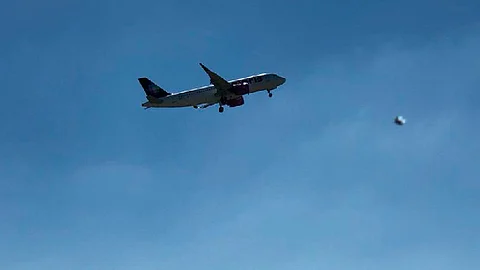 En el video se puede apreciar que mientras un avión despega de la pista de aterrizaje un objeto cruza el cielo (Foto: MiMorelia.com)