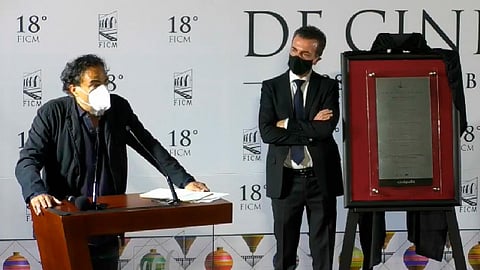 Iñarritu reveló la placa conmemorativa con los nombres de los ganadores del festival del año pasado (Foto Facebook: Festival Internacional de Cine de Morelia)