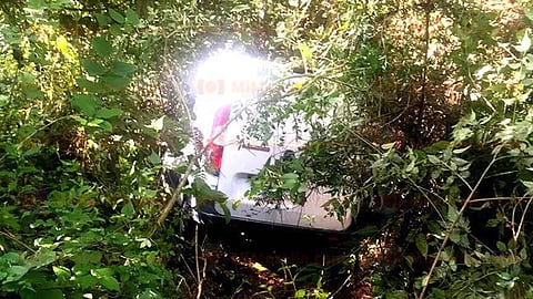 El conductor perdió el control y salió de la superficie de rodamiento y cayó a un desnivel cubierto de vegetación
(Foto: RED 113)