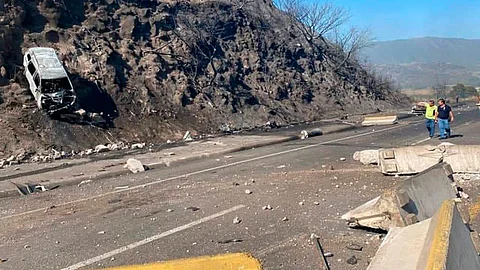 En la zona trabajan elementos de Protección Civil y Bomberos de Nayarit (Foto: @LaOtraMX)