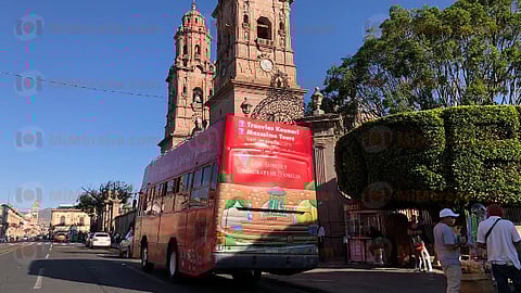 La gerente de “Tranvias Kuanari”, Magelen Díaz Motes, aseguró que después de cada recorrido se realizó desinfección a las unidades (Foto: Marco Santoyo)