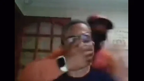 El profesor impartía clase a 20 alumnos cuando fue amagado por un sujeto de sudadera, quien le tapa la boca (Foto: captura TW/ @___leomartins)