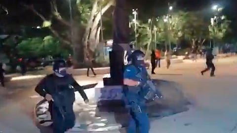 Colectivos feministas tuvieron que refugiarse ante la reacción de los elementos de seguridad (Foto: captura de video)