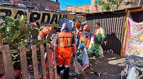 La Brigada Especial y el área de Inspectores continuarán laborando en el domicilio hasta retirar la basura acumulada (Foto Cortesía)