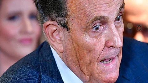 El tinte le juega mala pasada a Rudy Giuliani, abogado de Trump