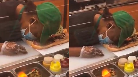 Algunos sugieren que quizás la empleada trabaja durante largas jornadas por eso se quedó dormida (Foto: captura TW/ @iJustBeKoolin)