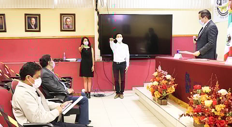 Gil Vázquez invitó a los jóvenes, próximos a concluir su carrera, para que sean grandes líderes en el campo laboral (Foto Cortesía)