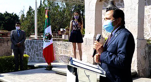 Esta actividad reanudó con la titulación de la Selene González Vázquez, de la licenciatura en Contador Público, acto que encabezó el director de la institución, José Gil (Foto Cortesía)