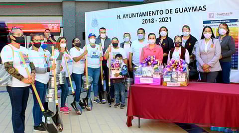 Autoridades municipales, incluidos regidores, entregaron el material (Foto: H. Ayuntamiento de Guaymas 2018 - 2021)