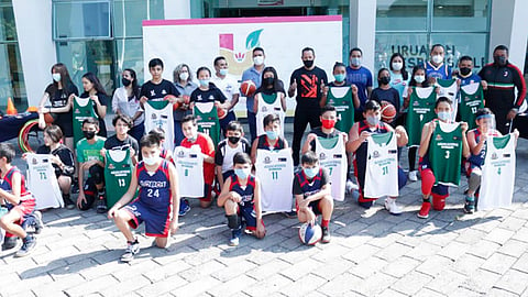 Entrega equipo deportivo a Escuela de Basquetbol en Uruapan