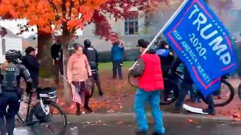 Se registran multitudes a las afueras de la Casa Blanca que celebran la virtual derrota de Donald Trump (Foto: captura de video)