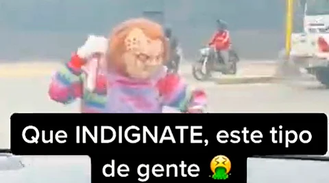 El señor, vestido del muñeco diabólico, es interrumpido por uno de los chicos que baja del automóvil (Foto: fotograma YouTube/ @Mary Sue Espiritu)