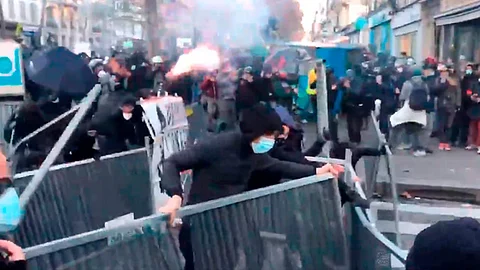 El gobierno asegura que esta disposición pretende proteger a la policía (Foto_ captura/@guarda_la_moto)