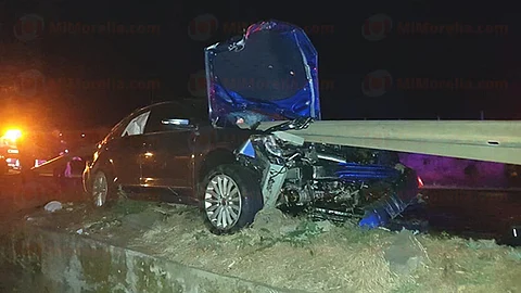 El auto se fue hacia su lado derecho contra la barra metálica de contención (Foto: Red 113)