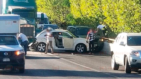 Los automotores involucrados en el percance son un Volkswagen Beetle, color blanco; un tráiler Kenworth, color verde; y una camioneta Ford (Foto: RED-113)