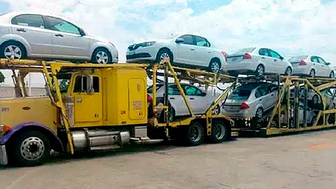 Los criminales se llevaron las tres "nodrizas", cada una cargada con 10 vehículos nuevos (Foto ilustrativa: transporte.mx)
