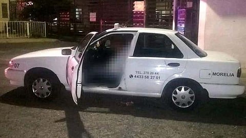 La víctima yacía a bordo de su automóvil Nissan Tsuru (Foto: RED-113)