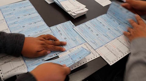 142 millones de pesos se entregarán en cheques para 28 mil docentes del sistema en Michoacán (Foto Facebook: Secretaría de Educación del Estado de Michoacán)