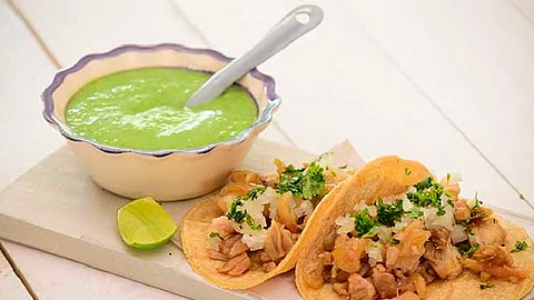 Ya sean tacos de carnitas, suadero, cabeza, asada, entre otros, siempre una buena salsa debe acompañarlos (Foto YouTube: captura de pantalla/cocinavital)