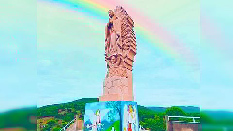 La escultura se erigió en lo alto del pueblo de Zicuirán, en Michoacán (Foto FB: Celene Barriga)