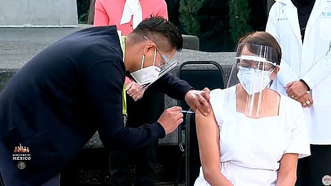 María Irene Ramírez, jefa de enfermería del Hospital Rubén Leñero fue la primera en recibir la vacuna contra el Covid-19 en el país (Foto: fotograma YouTube/ Gobierno de México)