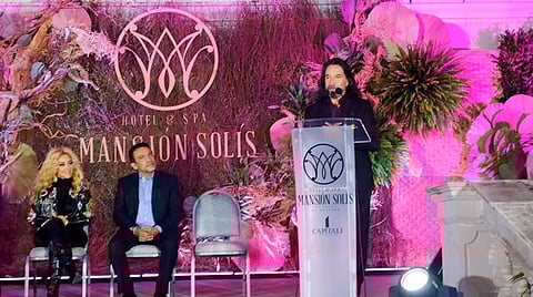 Marco Antonio Solís “El Buki” dijo que el hotel cuenta con spa, estacionamiento subterráneo, restaurantes, cafetería, una alberca en forma de guitarra, entre otros (Foto: Cynthia Arroyo)