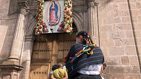 Los feligreses acudieron a las afueras del Santuario de Nuestra Señora (Foto: Marco Santoyo)