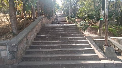 Presentarán denuncia por robo de cantera en escaleras de Santa María