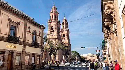 Las plazas públicas continuarán cerradas durante el mes de marzo (Foto: Marco Santoyo)