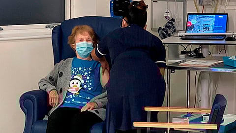 La señora dijo sentirse honrada de ser la primera en vacunarse (Foto: @NHSEnglandNMD)