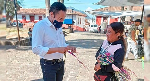 Carlos Herrera recomienda adquirir juguetes tradicionales hechos por manos michoacanas (Foto Cortesía)