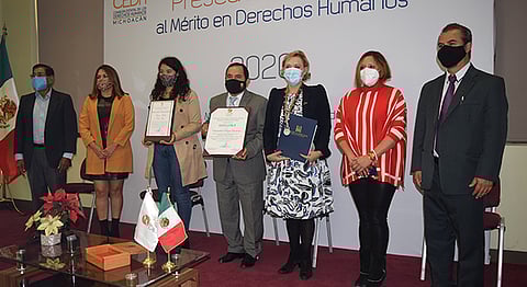 Uble Mejía destacó que portar esta medalla implica un compromiso y liderazgo en la defensa de los derechos humanos (Foto Cortesía)