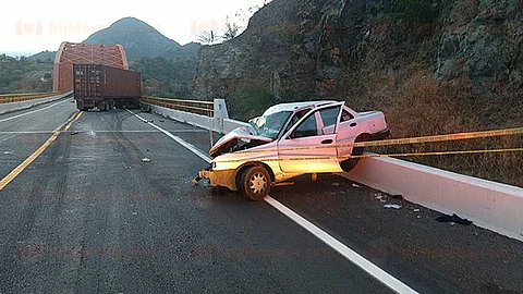 Trágico choque entre auto y tráiler deja un muerto en la Siglo XXI