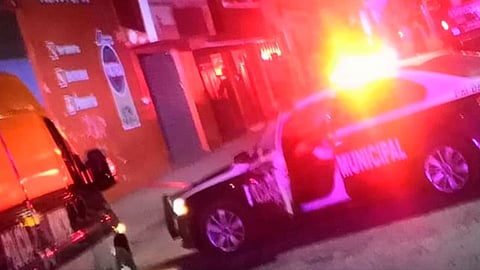 En el camino el afectado fue apoyado por unos policías, mismos que lo escoltaron hasta el hospital (Foto: Red 113)