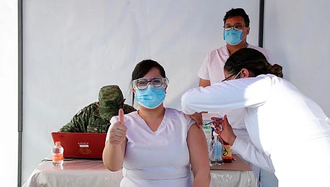 La aplicación de la vacuna de Pfizer se llevó a cabo en Centro de Vacunación del 6o. Grupo de Morteros del Campo Militar No.1, de la SEDENA (Foto Cortesía)