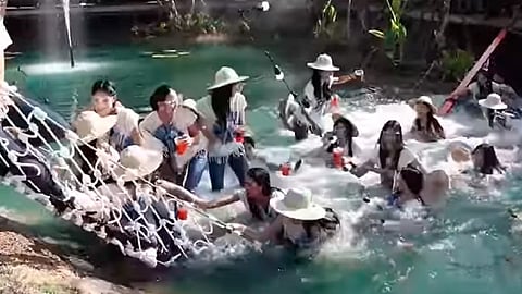 Cuando todas las chicas estaban arriba del puente, su estructura no soporto todo el peso y se derrumbó (Foto: fotograma YouTube/ @Inthemixstyle)