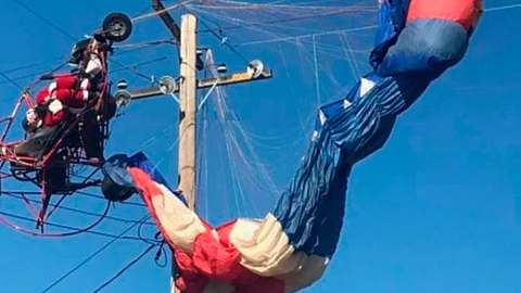 Santa viajaba en un planeador pequeño e hiperligero que estaba compuesto de un motor y un soplador para propulsión cuyo paracaídas lo mantenía en vuelo (Foto: captura TW/ @metrofirepio)