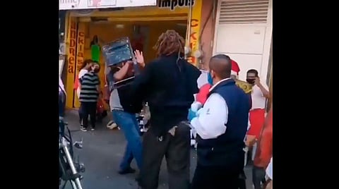 El video fue captado en la Plaza del Comercio Popular de Irapuato (Fotograma Twitter: @alexramblasr)