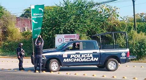 Por medio de la difusión de mensajes preventivos, la Policía Michoacán exhorta a los habitantes a cuidarse y permanecer en casa para reducir los riesgos de contagio (Foto Cortesía)