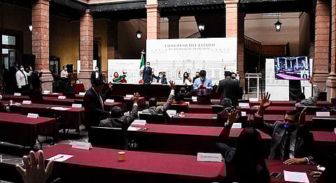 La propuesta promovida por el diputado Fermín Bernabé propone armonizar la normativa interna con las disposiciones del artículo 37 fracción V de la Constitución (Foto Cortesía)