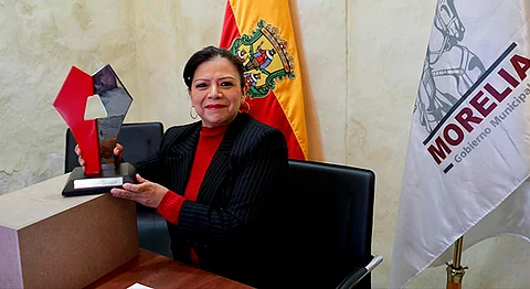 La tesorera municipal, María de los Remedios López Moreno, fue la encargada de recibir dicho reconocimiento (Foto Cortesía)