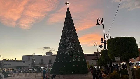 Pino navideño, en riesgo de caerse por fuerte viento en Morelia [Video]