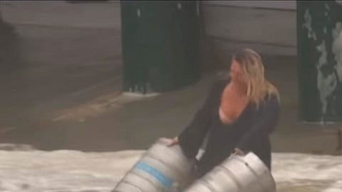 Sin importar el riesgo, una mujer se lanzó a una corriente de agua para salvar dos barriles de cerveza (Foto Twitter: @JaureguiNavajas)