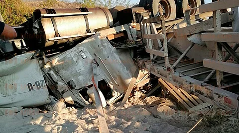 La unidad cargada con bultos de cemento se salió del camino (Foto: RED 113)