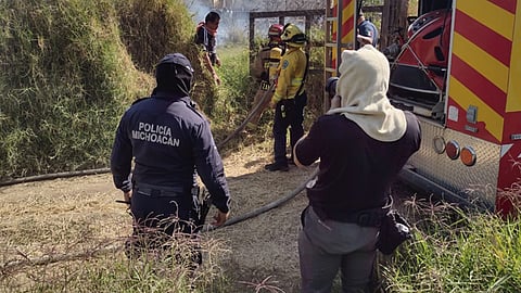 Los bomberos y los elementos de Seguridad Pública arribaron a la zona rápidamente (Foto: RED-113)