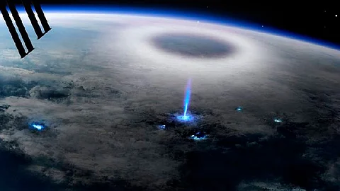 La imagen es sorprendente debido a que el rayo de luz ocurre en milisegundos y sólo puede verse desde el espacio (Foto: Daniel Schmelling)